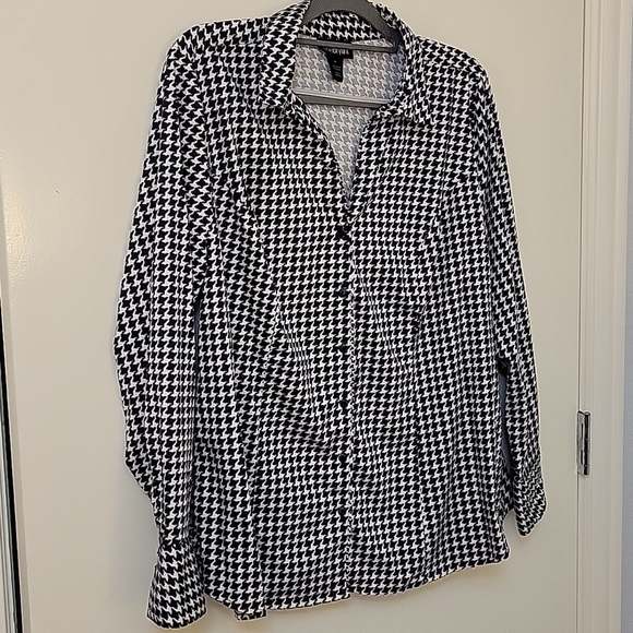 LANE BRYANT Monochrome Houndstooth Long Sleeve Button Down Shirt - Picture 2 of 7